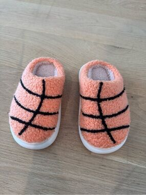 Source Unknown Peach Sherpa Kids Slip-On Footies with Black Accents